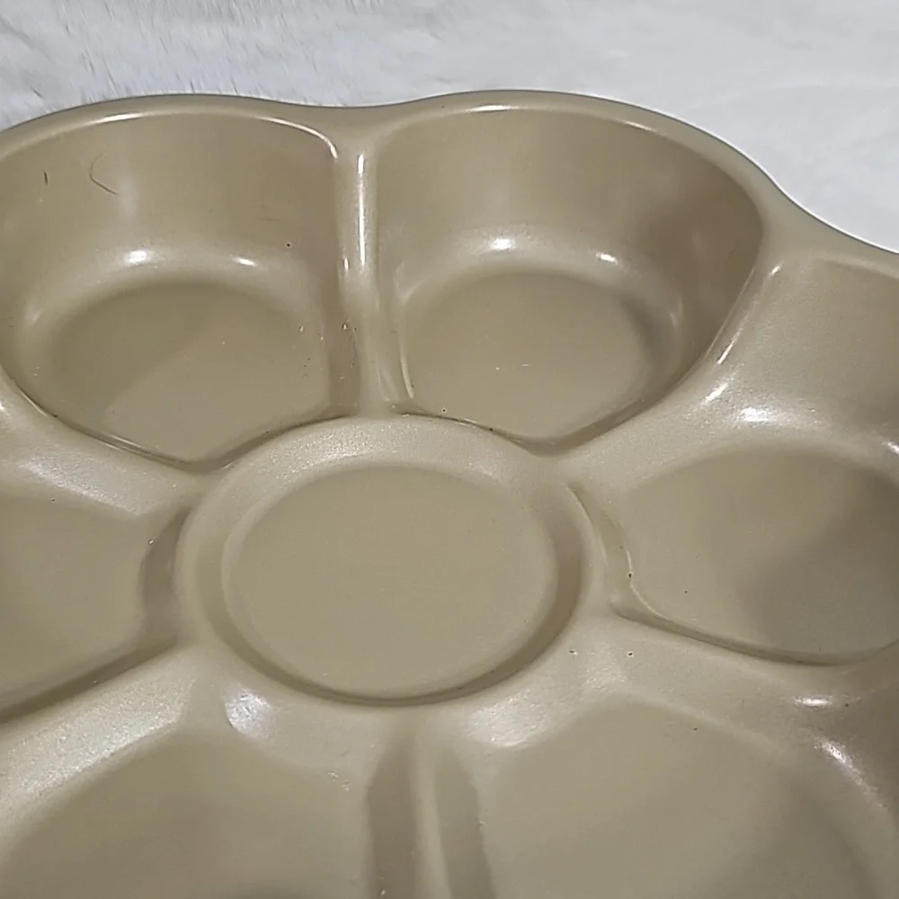 Crofton Flower Cake Pan